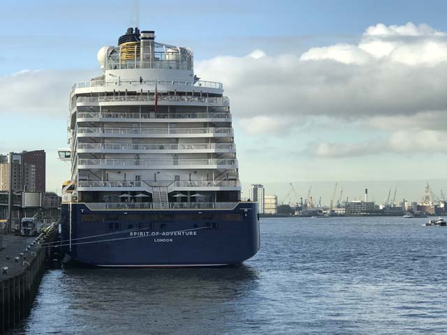 Cruiseschip ms Spirit of Adventure aan de Cruise Terminal Rotterdam